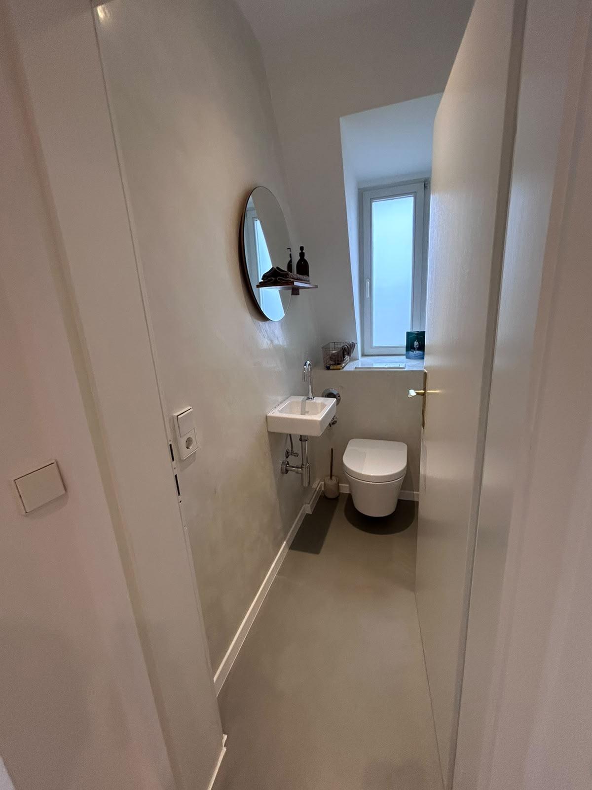 Fertiges Gäste-WC nach Sanitär- und Fliesenarbeiten