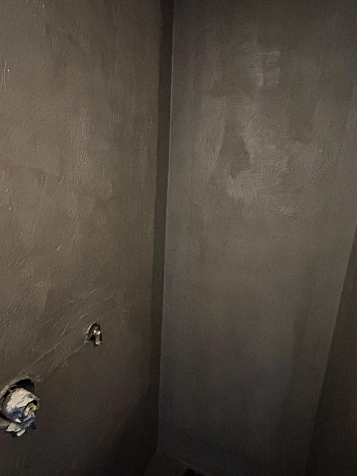 Frisch verputzte Wand vor dem Anstrich
