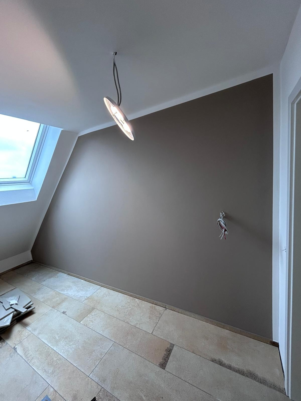 Dachzimmer mit farbig abgesetzter Wandfläche