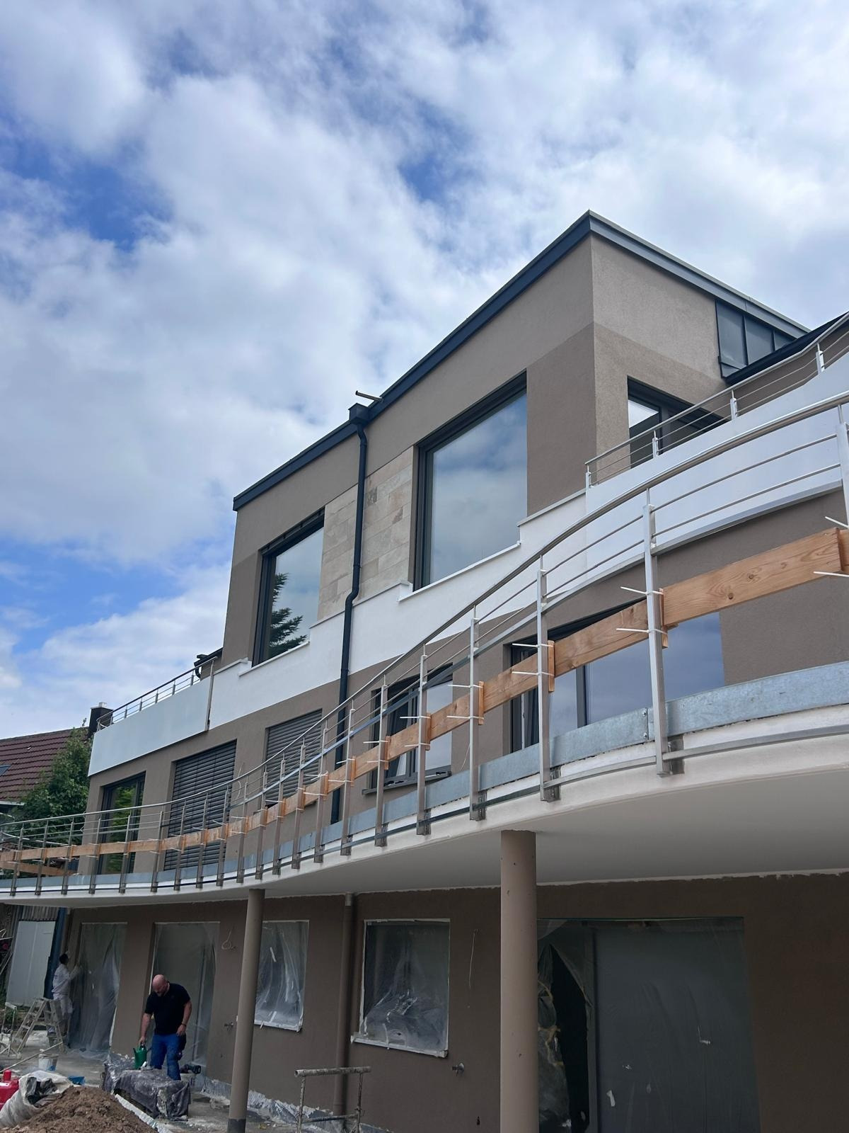 Mehrfamilienhaus mit Balkonen während der Bauphase