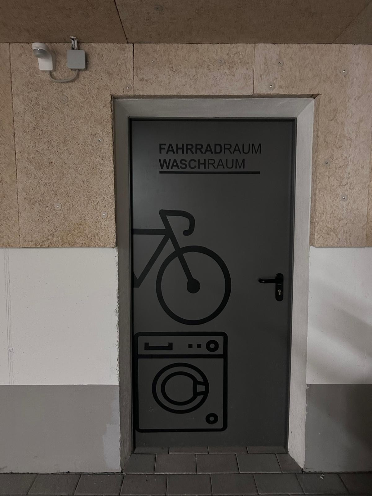 Überarbeitete Kellertür für Fahrradraum und Waschraum