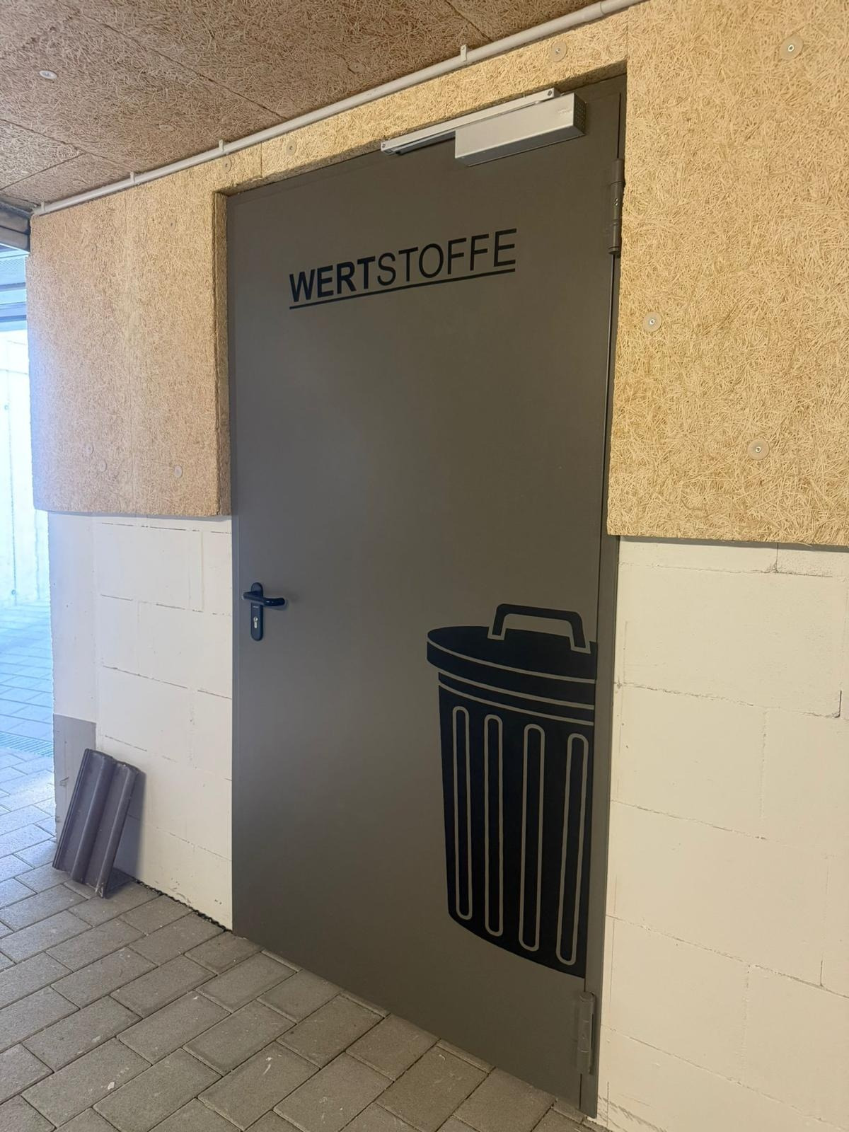 Überarbeitete Kellertür mit Beschriftung Wertstoffe