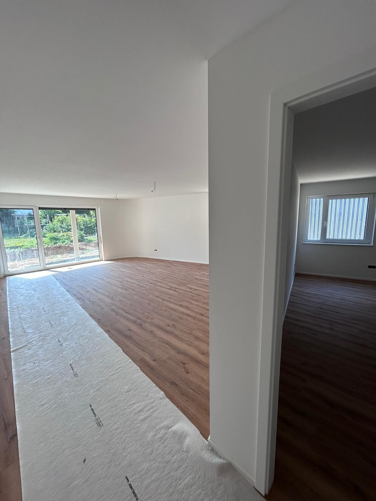 Fertige Wohnung mit bodentiefen Fenstern