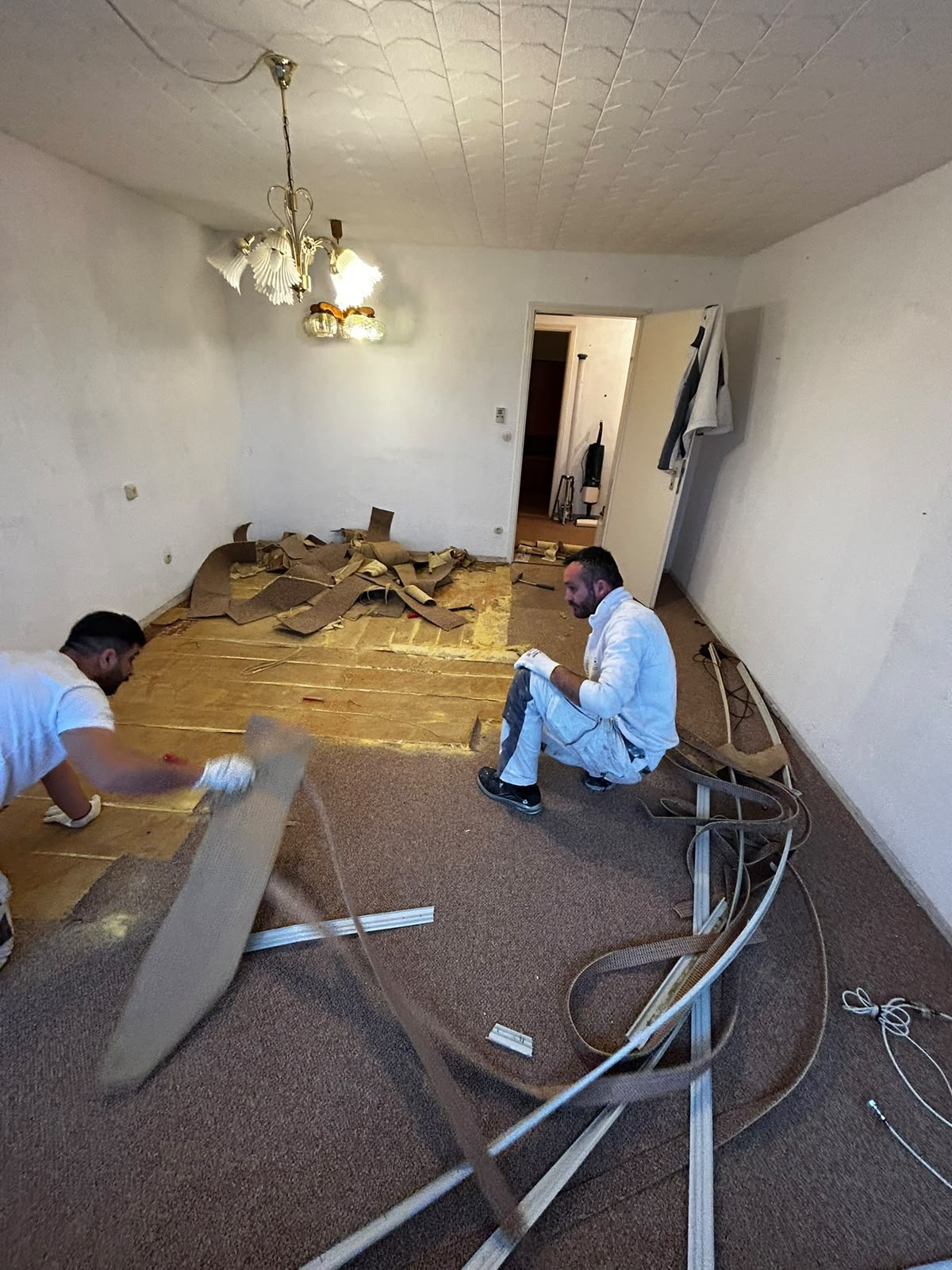 Bodenleger beim Verlegen eines neuen Bodens