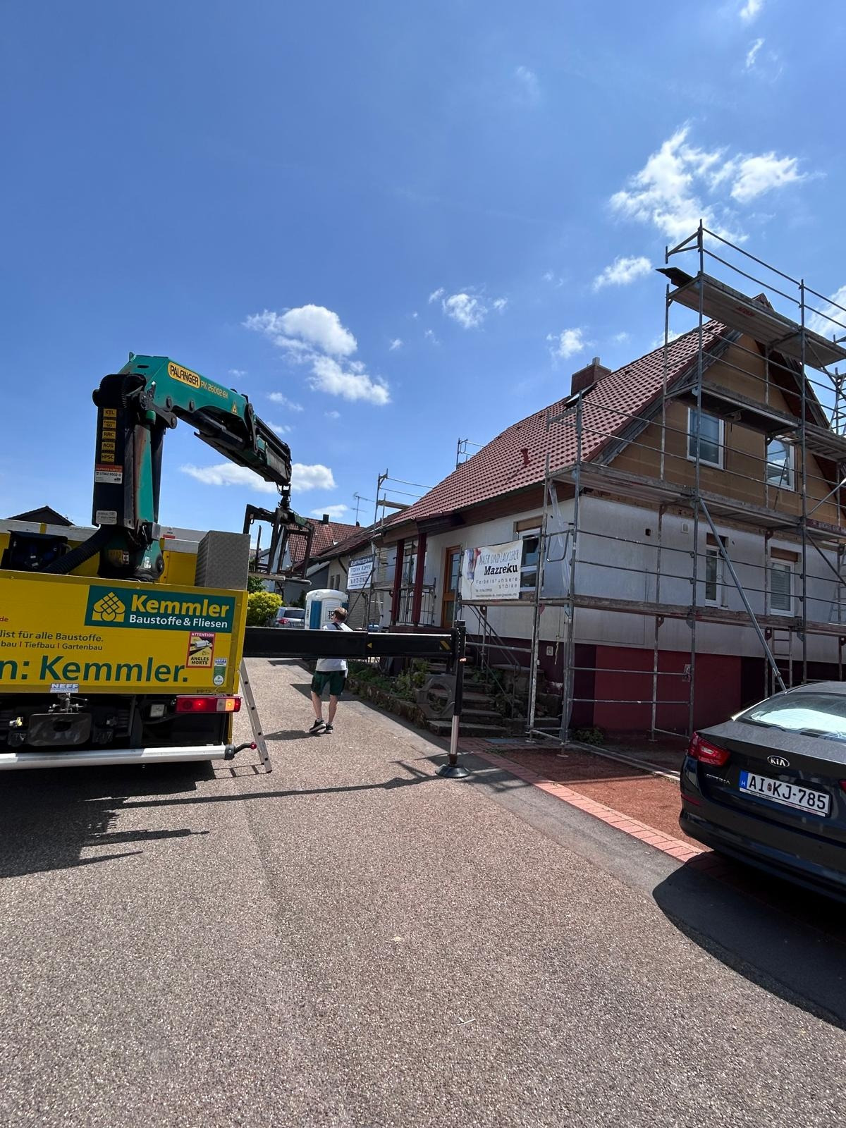 Materialanlieferung per Kran an der Baustelle