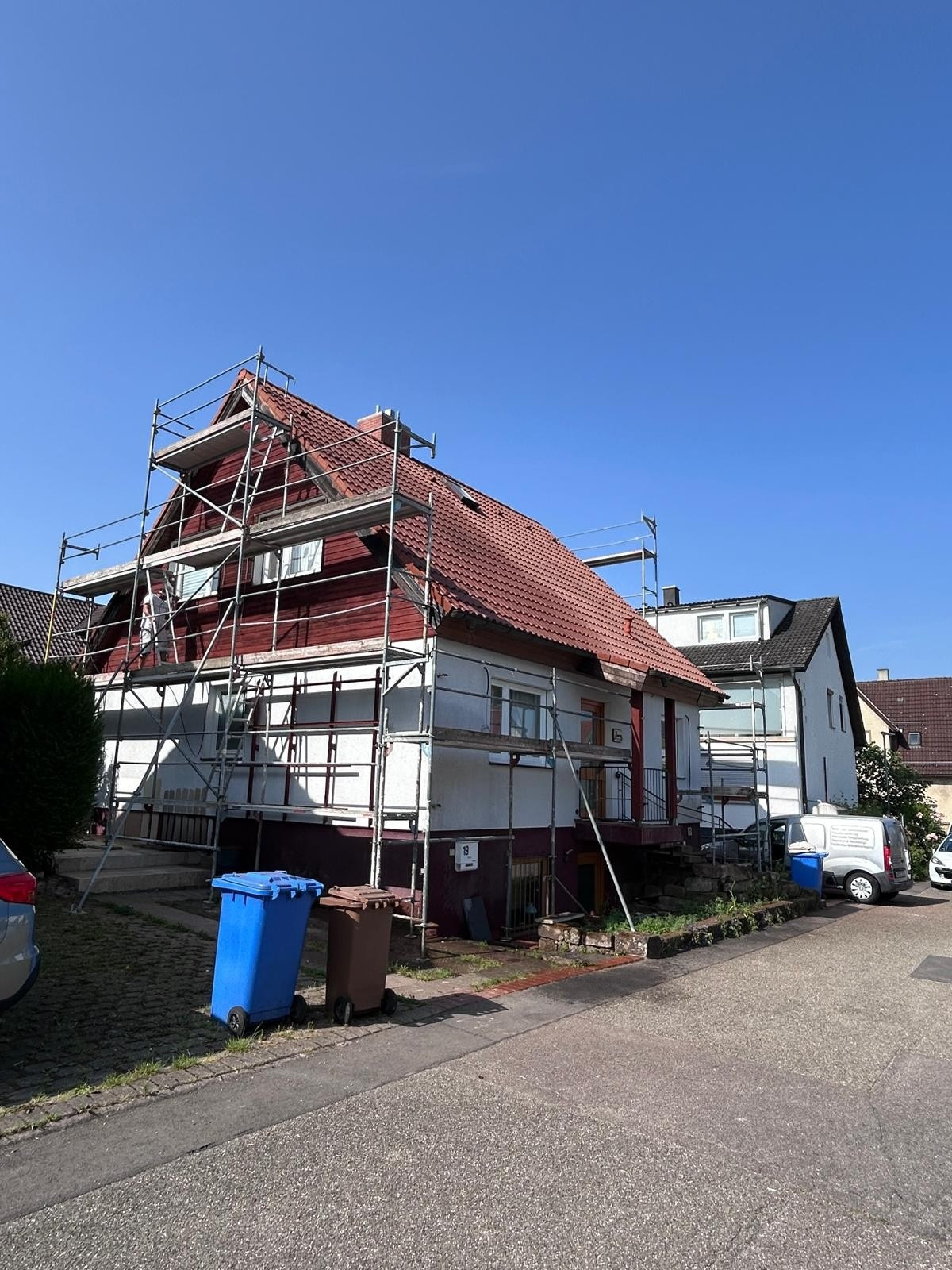 Eingerüstetes Wohnhaus zu Beginn der Fassadenarbeiten