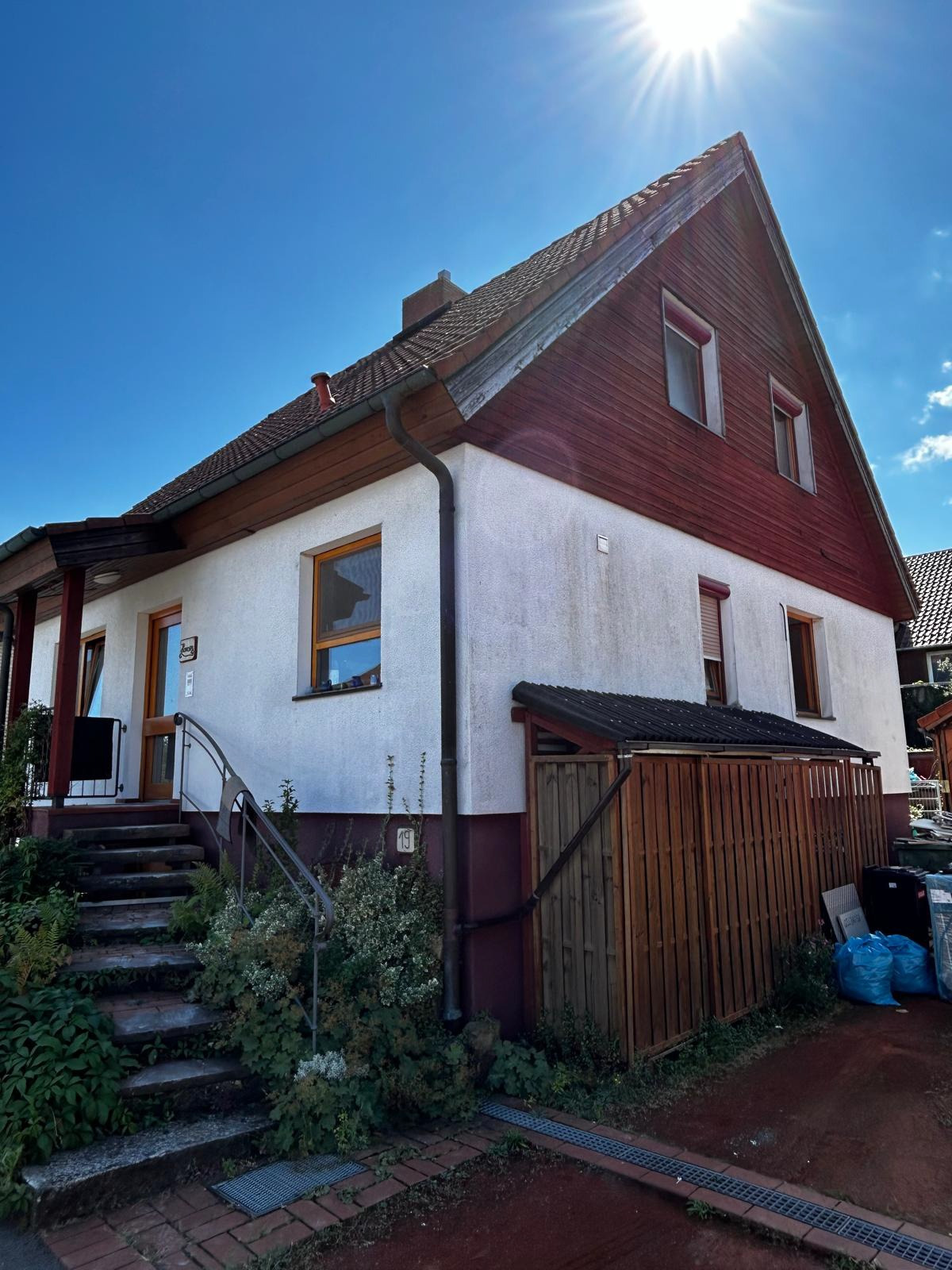 Wohnhaus vor der Sanierung, mit alter Holzverkleidung am Giebel