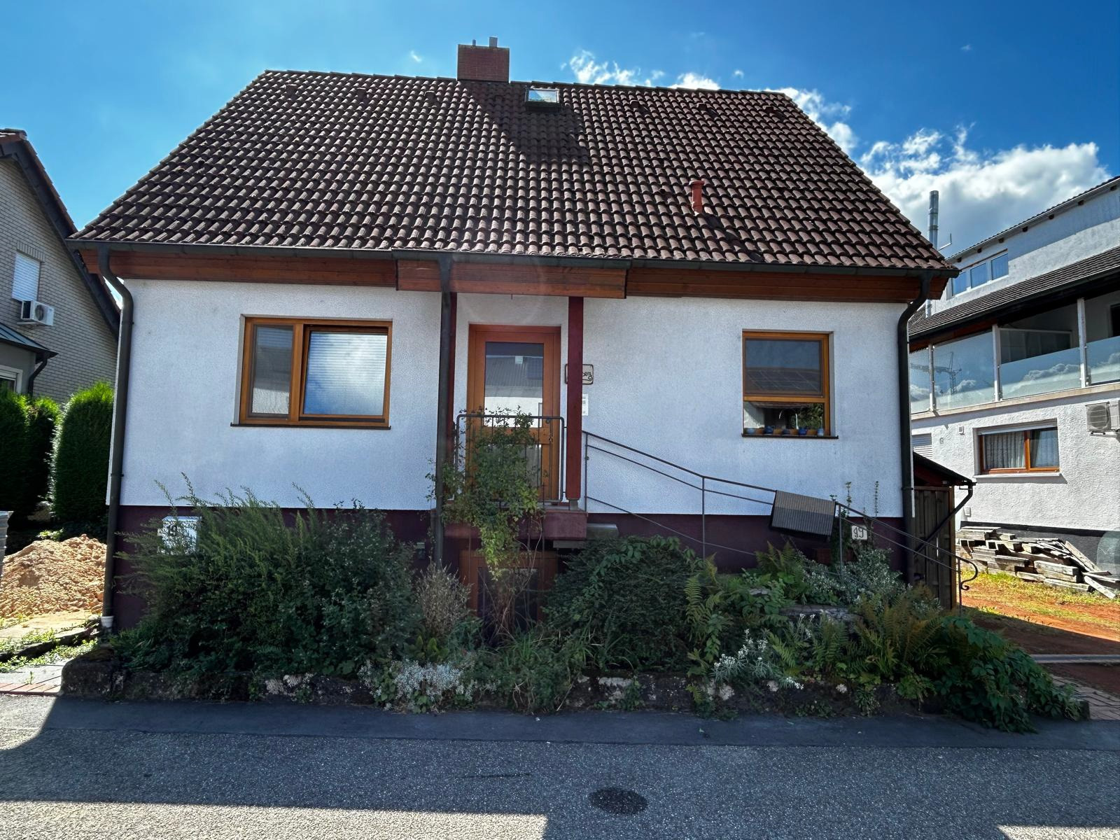 Straßenansicht des Hauses vor der Sanierung