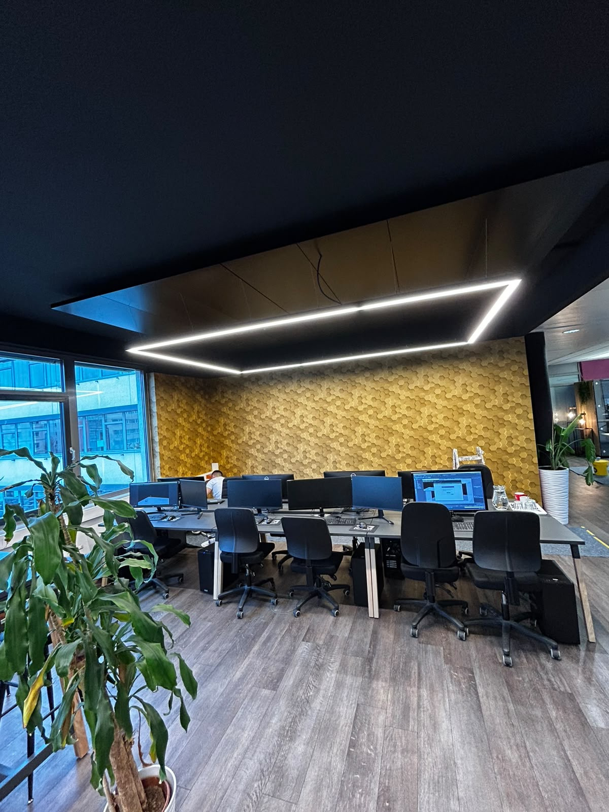 Gewerberaum, Büro mit Lichtband und Akzentwand