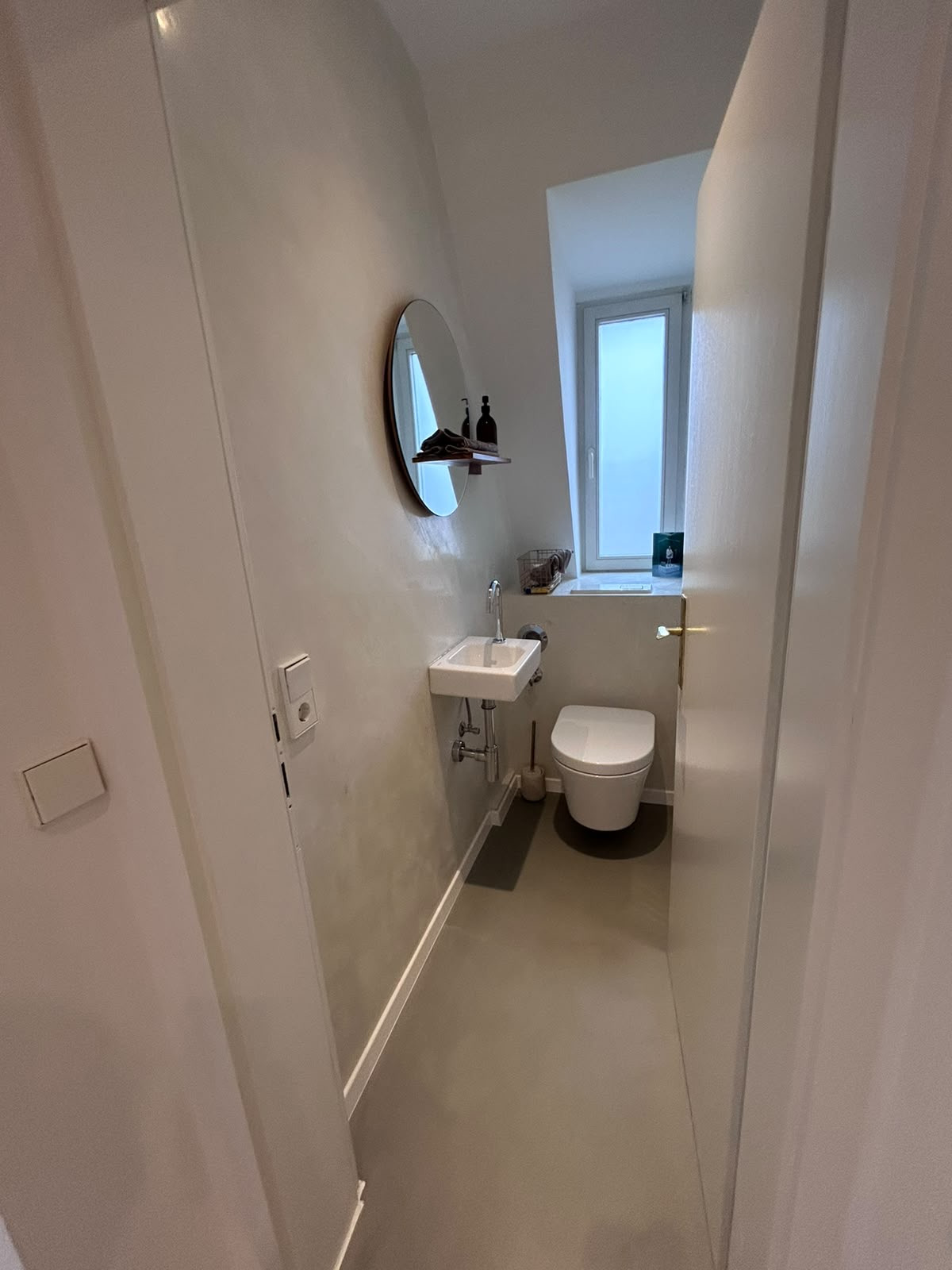 Fertiges Gäste-WC nach Sanitär- und Fliesenarbeiten
