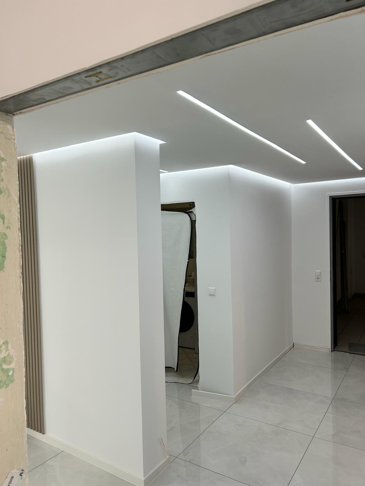 Gewerberaum, Trennwand und Lichtdecke im Innenausbau