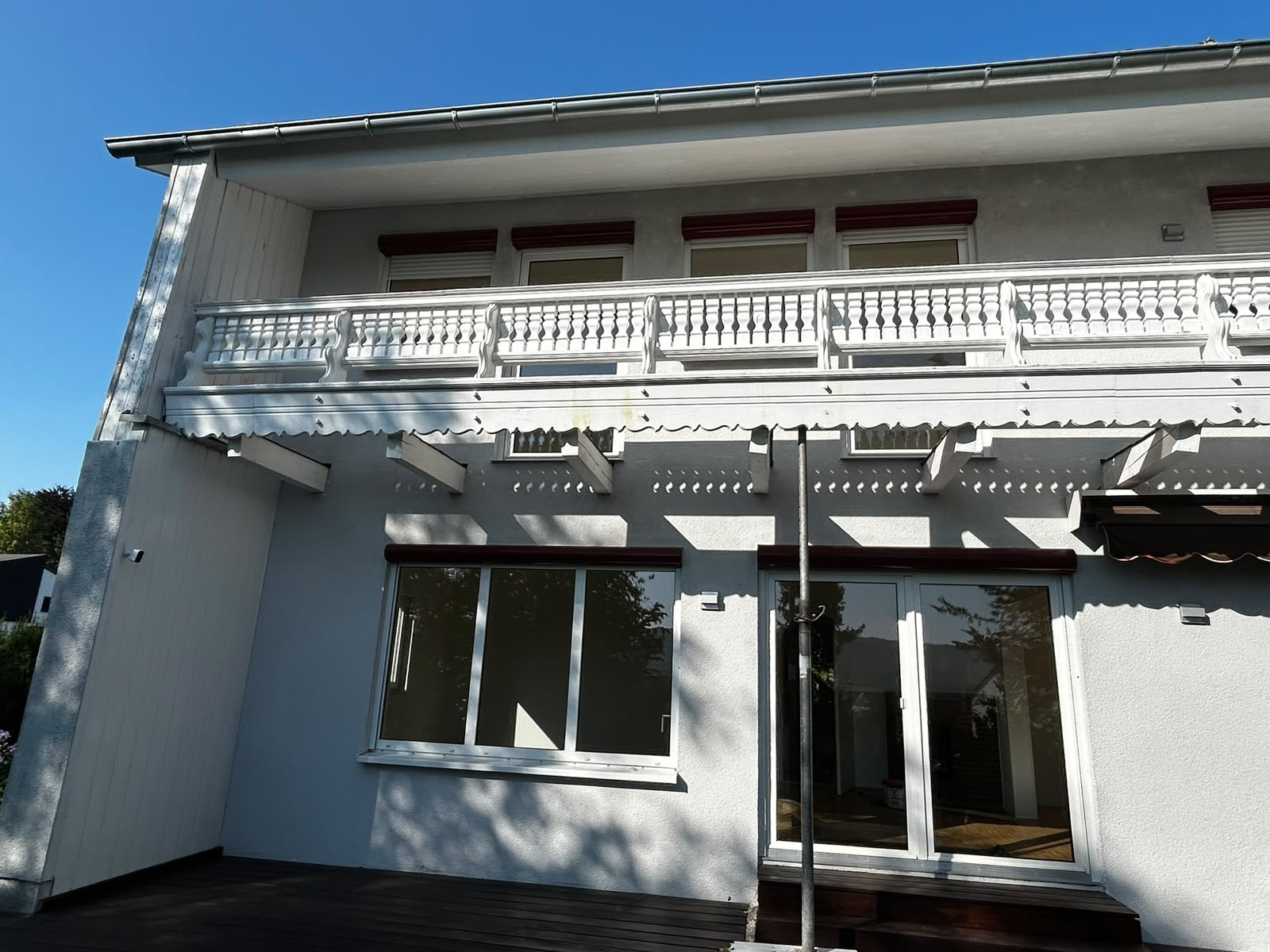 Wohnhaus, Fassade und Balkon nach der Sanierung