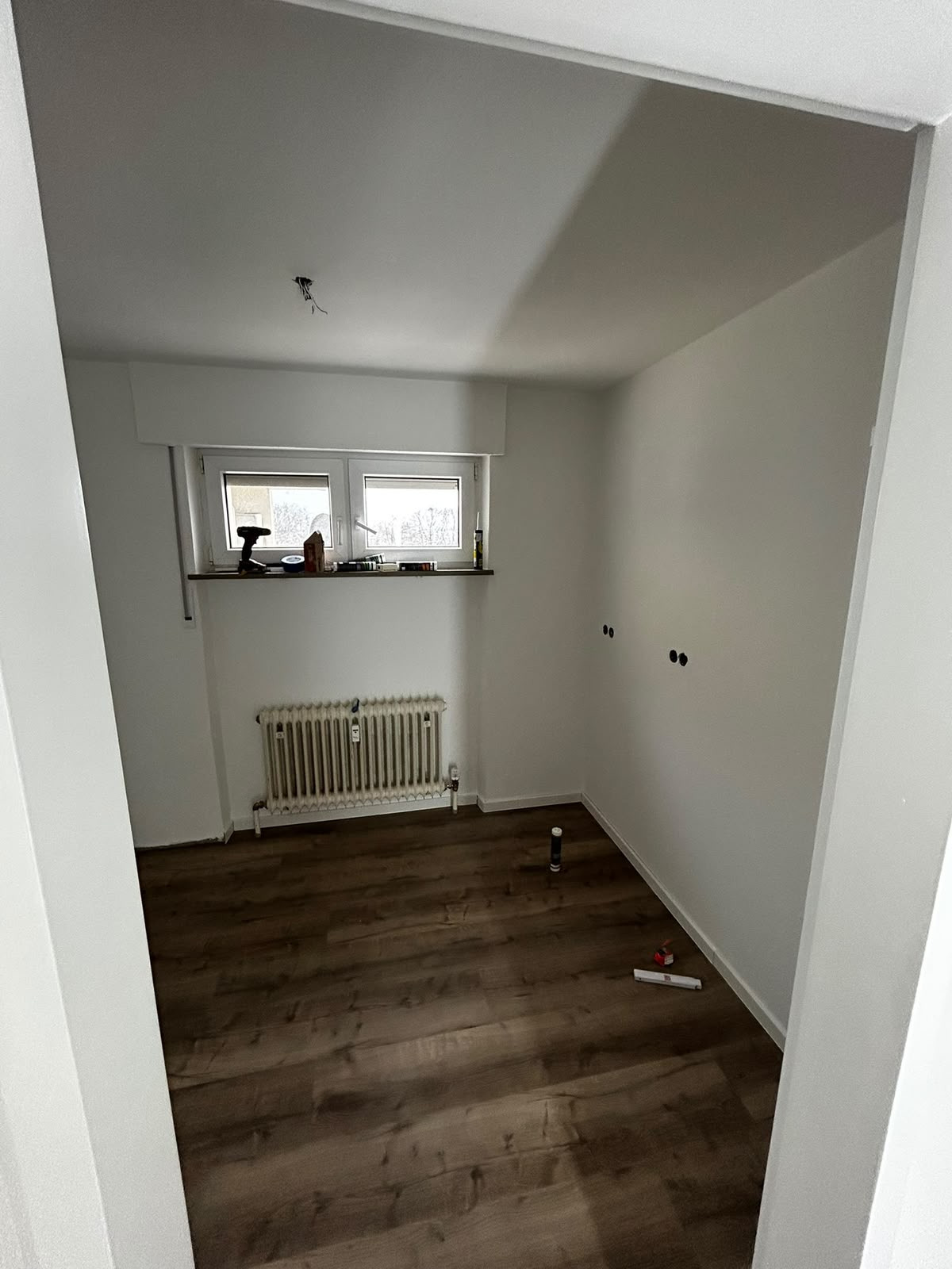 Zimmer nach Maler- und Bodenarbeiten