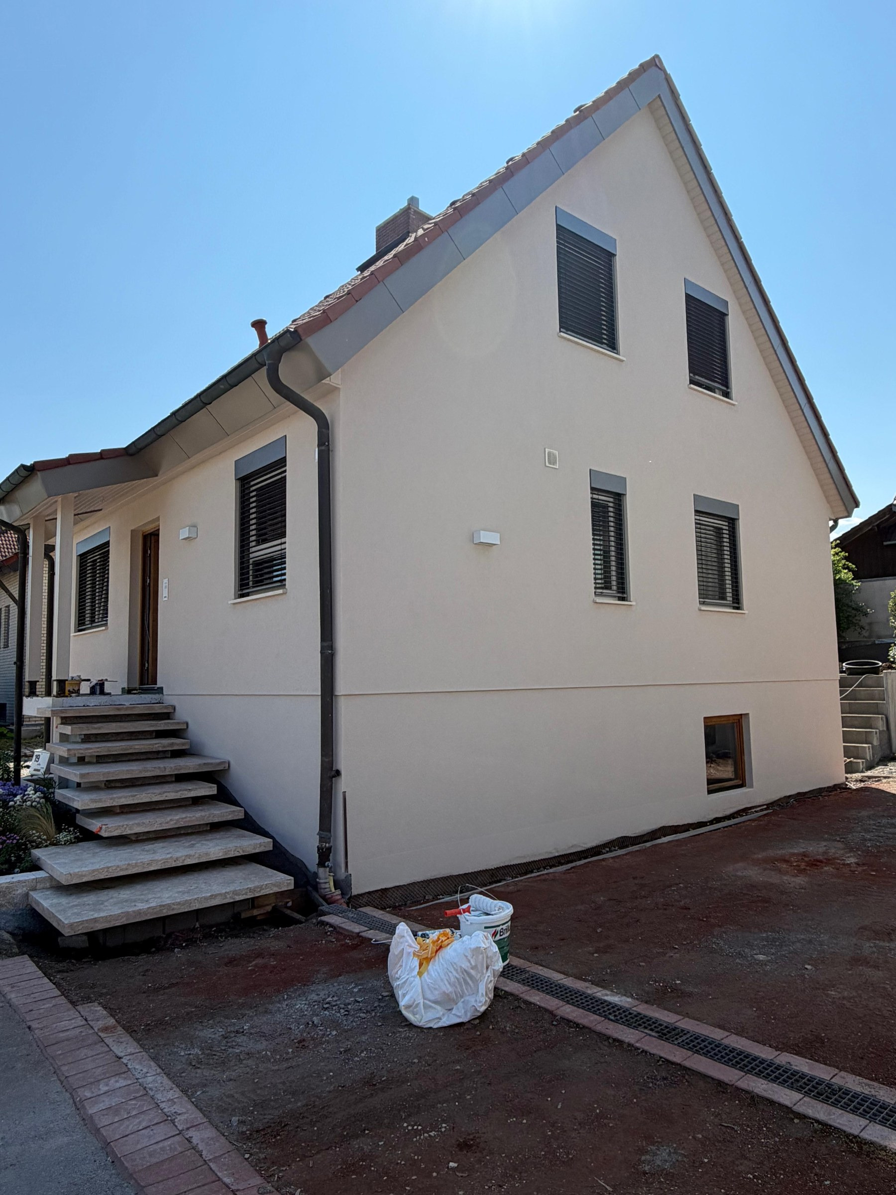 Einfamilienhaus, Fassade und Außenanlage nach der Sanierung
