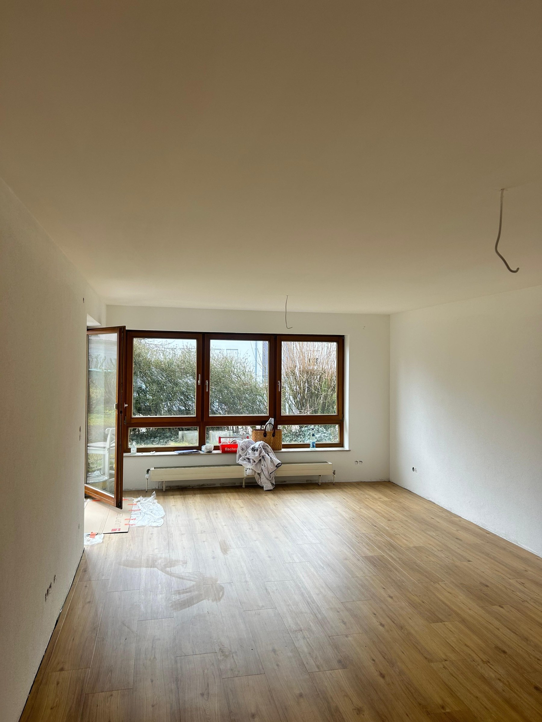 Innenrenovierung, Wohnraum · Boden verlegt, Malerarbeiten abgeschlossen